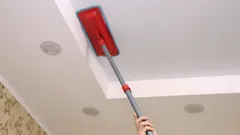 Nikdy jste neumývali strop? Jak na to správně a proč je to důležité. Budete překvapeni