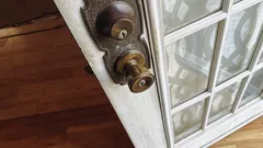 Detailní záběr kliky na skleněných dveřích Noir entry
