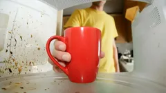 Špinavá mikrovlnná trouba? Vložte tam tento přípravek na 5 minut a nečistoty samy zmizí ze stěn.