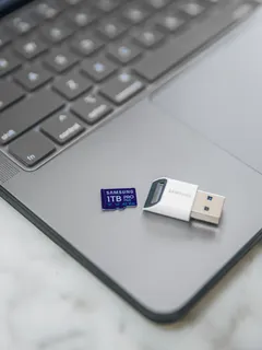 USB flash disk na laptopu pro ukládání dat
