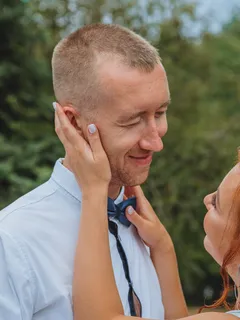 Muž a žena stojí blízko u sebe, pohled do očí