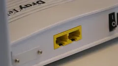 Blízký záběr ethernetového portu na wifi routeru