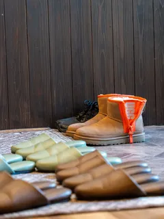 Boty a kozačky řady na podlaze pro cestu do Osaky 2025