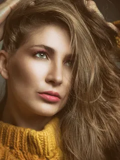 žena s dlouhými vlasy na světlém pozadí
