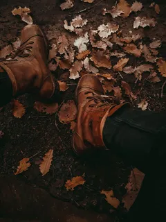 Pár hnědých kožených bot