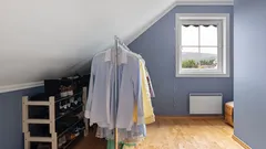 Pokoj s žebříkem, věšákem na oblečení a oknem
