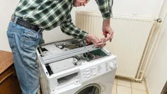 Údržba pračky: jednoduché kroky, které zdvojnásobí její životnost a ušetří vám volání instalatéra