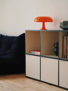 Obývací pokoj s pohovkou a knihovnou