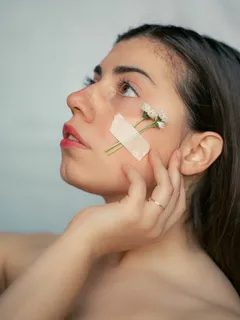 žena držící kus papíru před obličejem