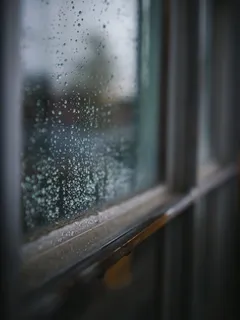 šedý rám průhledného skleněného okna