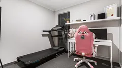 Pokoj s běžeckým pásem a pracovním stolem