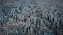 Texturované ledové útvary na povrchu ledovce Svínafellsjökull na Islandu