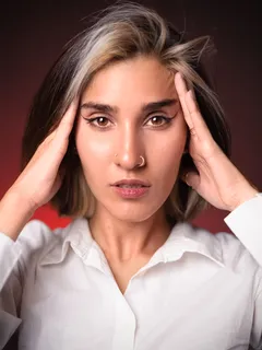 žena držící ruce u hlavy v rozpakách