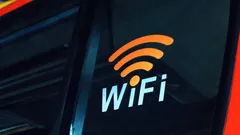 Detailní záběr wifi loga na boku autobusu
