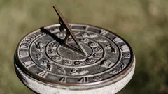 detail kovového předmětu zblízka