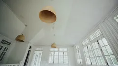 tři hnědé závěsné lampy osvětlující prostor